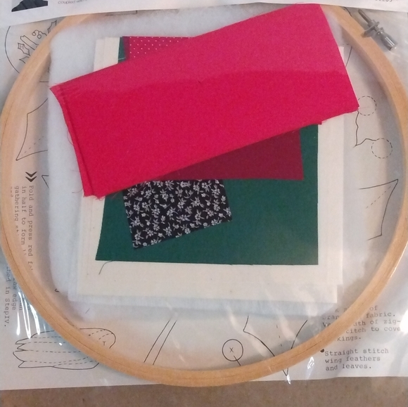 NWOT Calic-Os sealed Christmas Red Cardinal Applique embroidery kit. One Size - Picture 4 of 7